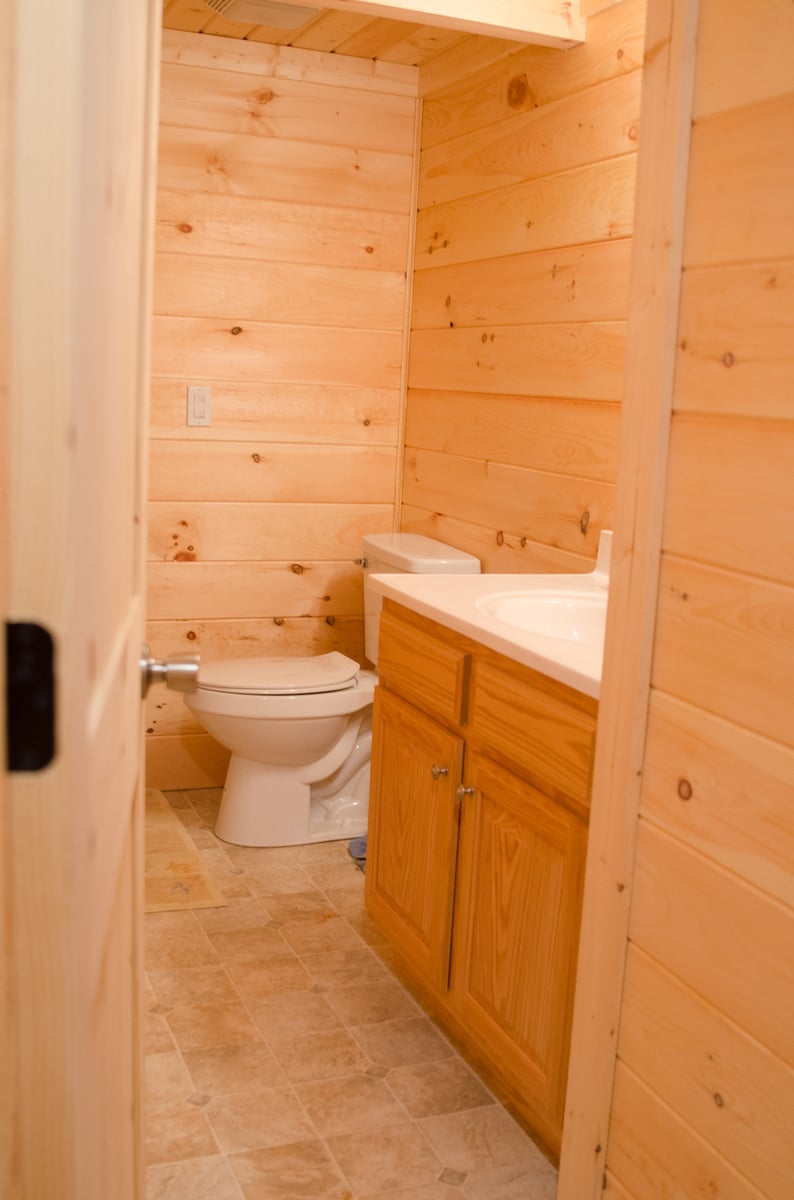 Cabin-3-Guntersville-Lake-Cabin-Bathroom