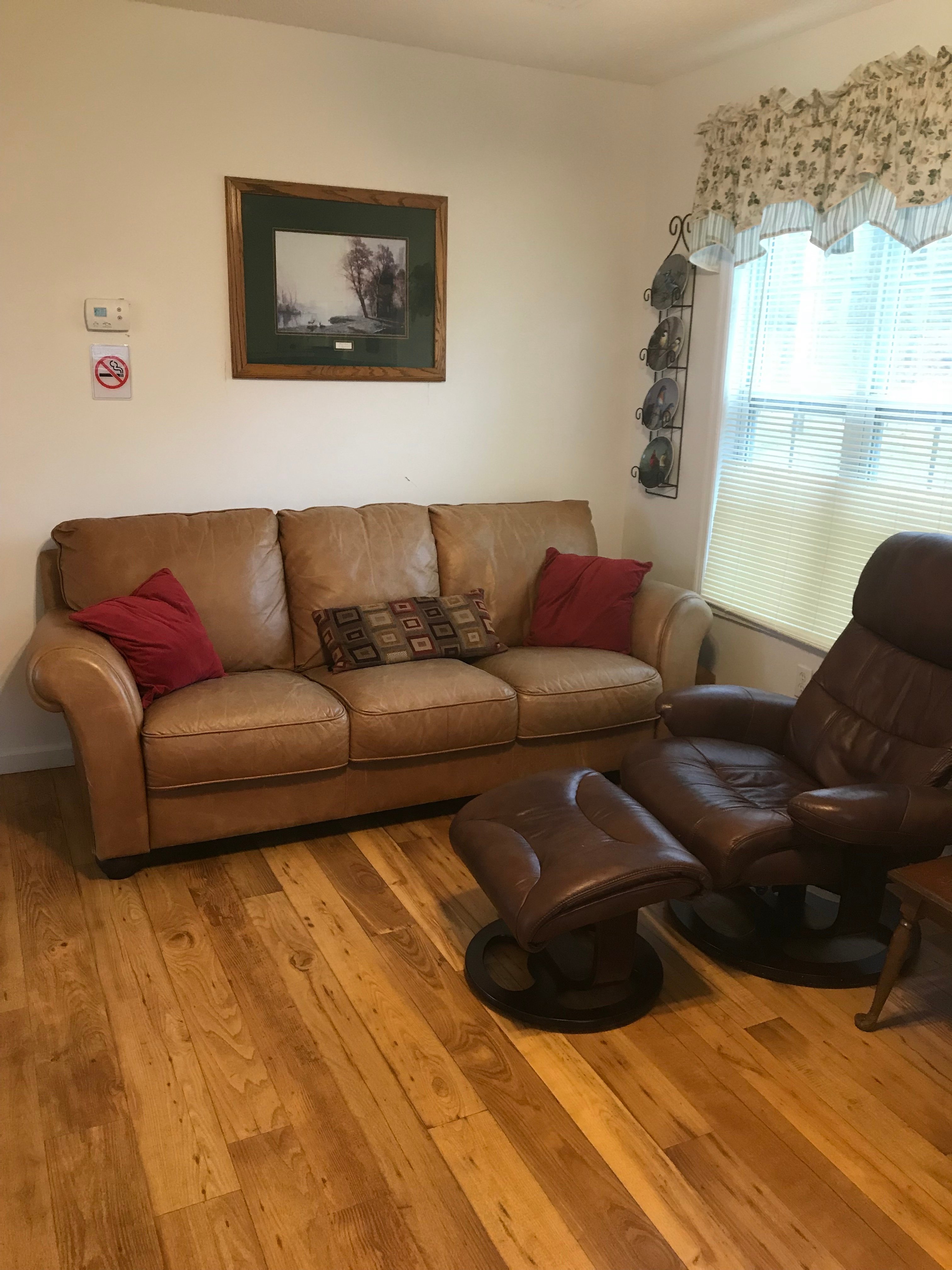 Main-Guntersville-Lake-Cabin-Seating-Area